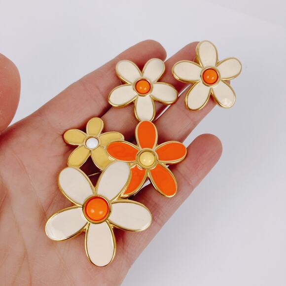 Signed Monet Mod Floral Brooch Earrings Set Gold Tone Enamel Vintage 1960s 1970s - Picture 2 of 12